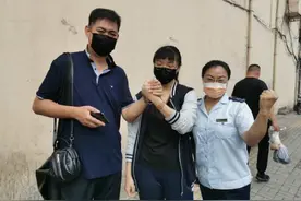 高考感人一幕：母亲开公交车目送女儿进考场图片