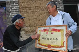 我国第一个“万元户”，相当于今天什么层级的富豪？图片