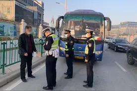 尚未取得驾驶证，竟敢驾驶大客车运载乘客？这名驾驶员太大胆，被及时拦停！图片
