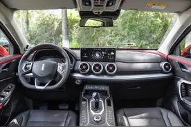 VV5定位高端，双边四排气，12.58万起，为何卖不过自家哈弗H6？图片