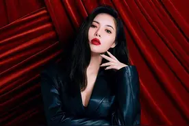 金泫雅性感红唇湿发上演美妆大片，飒气十足，冷艳小野马尽展妩媚图片