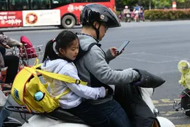 骑电动车带娃被罚，车主：不能载人为什么不取消后座？有解释了图片