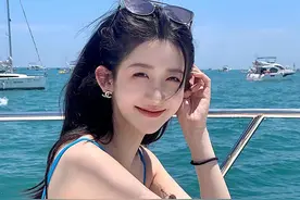 美女出海，换上泳装拍照更美丽图片