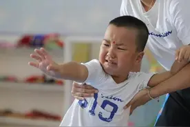 孩子第一天上幼儿园，有的哭闹有的淡定，区别藏在家长的行为里图片