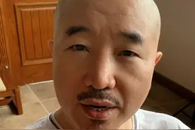 《乡爱》王小利久违露面，标志性光头没了？蓄起头发太令人意外图片