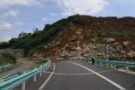 杭瑞高速水城至毕节方向临时交通中断，交警提示绕行图片