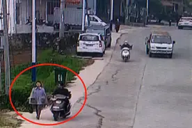 骑着摩托车，专门上街找女性吐口水。“有病”吗？图片