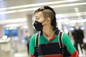 王菲女儿窦靖童亮相机场，两鬓剃光像精神小伙，与李嫣差别太大图片