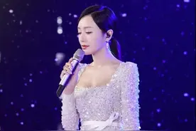 秦岚，42岁至今单身的她，多少人心目中的“白月光”图片