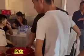 河南一男子给同学随礼，3000枚硬币倒满脸盆，阵势实在太硬核图片