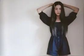 连体裤真是个神奇的衣服！虽然穿脱不便但显腿长，关晓彤也入坑了图片