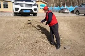集中清理野草 避免大青山步道火灾隐患发生图片