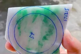 阳绿白底青手镯单片，料子颜色很阳，细腻，清爽，种水不错图片