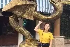 女子与蛇像雕塑合影，回头那一刻不淡定了，网友：一眼误终身图片