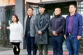 辛巴回母校捐款居C位，遭网友质疑是炒作，网红做慈善也应被尊重图片