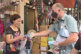 越南接受西方越来越多，老外积极参加越南抗疫工作图片