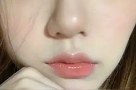 真的吗？现在女生不化妆只涂口红？图片