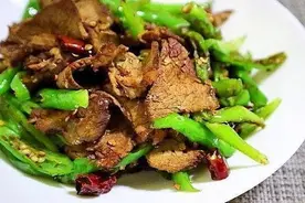 家常菜精选：小炒卤牛肉、青椒鱼酱、青椒紫苏鱼汤、鸡肉蔬菜抱蛋图片