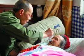 久病床前无孝子，下一句是什么？为何说它更现实？图片