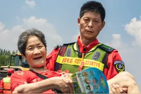7旬老奶奶被硬汉大哥“公主抱”救出，开心​地​笑了图片