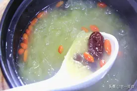 炖银耳羹时，加上小苏打，银耳出胶快又粘稠，还能节约一大半时间图片