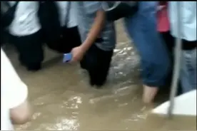 郑州暴雨亲历者讲述：四个小时，我终于在地铁5号线里找到了妻子图片