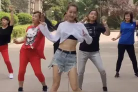 白冰带小区阿姨跳舞，露腰装配短裤真有女团样，姐姐solo出道吧图片