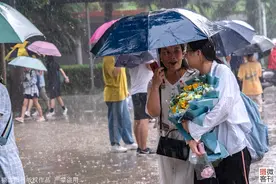 2020高考落幕：摄影师雨中用镜头记录考场外温暖画面图片