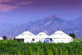 蒙古人一家都住蒙古包，想洗澡上厕所怎么办？听当地姑娘怎么说图片