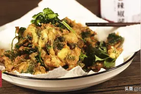 闽南福建小吃特色菜“香菜炸蚝仔”，脆香美味，最后来一口可乐，赞图片