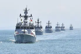 惨被抛弃，韩国文武大王号成“毒舰”，丢下“战友”全员乘机回国图片