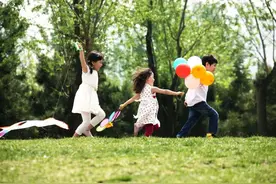 该玩的年纪，就该让孩子好好玩一场图片