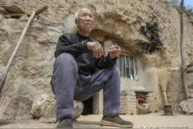 吕梁山脚下八旬大爷花3000元买了个窑洞院，和老伴过着惬意的生活图片