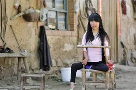 大山里的“椅子姑娘”：先天残疾身高80厘米，从未走出过大山图片