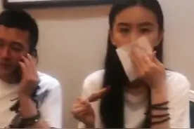 杨子深夜与美女聚餐，两人戴同款情侣手链，不见老婆黄圣依踪影图片