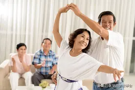 老人确诊艾滋病，儿子瞬间崩溃，别让“广场舞”成为艾滋温床图片