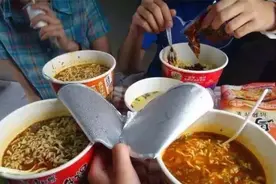 同样是方便面，桶装的比袋装的贵，得知贵在哪里，我宁愿吃桶装面图片