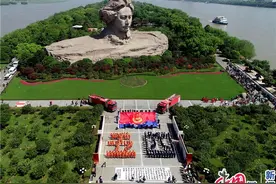 中国发布｜纪念五四百年 湖南消防员橘子洲头朗诵《沁园春·长沙》图片