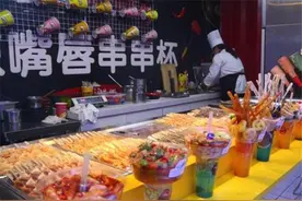 串串和饮料结合的串串杯，老板街边摆摊每天100杯，卖完为止图片