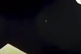 NASA捕捉到高速飞行的雪茄状不明物体，近距离划过国际空间站图片