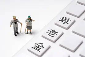 2021年退休金上涨开始补发，哪些退休老人能上调400元以上？图片