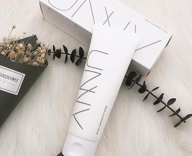 网络口碑超好的温和控油补水洗面奶推荐：让你用完肌肤更白嫩透白