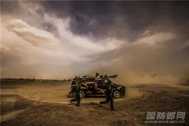 出击！一场高原烈日炎炎下的实战化特战比武激战正酣图片