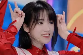 宋亚轩录节目被放女装照，甜美可爱太惊艳，小宋害羞问到我漂亮吗图片