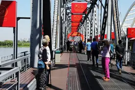 “退休”的百年铁路桥，“红”了！图片