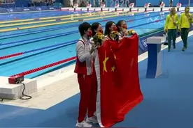 四朵金花举起国旗，颜值太高！外媒惊讶中国游泳接力队：巨大冷门图片