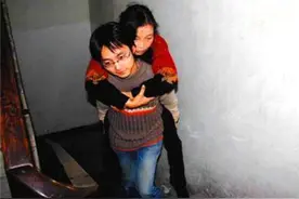 15年前，小伙“背母上学”感动中国，后变性为女人，结局令人唏嘘图片