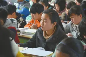 巴中“奔跑女孩”：为照顾瘫痪父亲每天在学校和家之间奔跑十公里图片