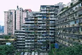 重庆24层住宅楼没有电梯，当地居民怎么出门？看完恍然大悟图片