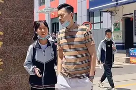 高颜值爸爸接女儿放学，被误以为女儿男朋友，女儿澄清：是我亲爹图片